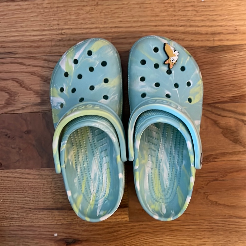 NEW UNISEX CROCS - size 6 womens